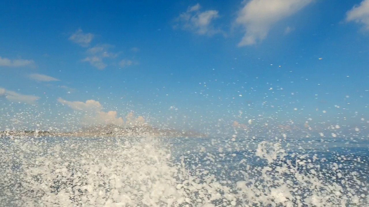 在意大利西西里岛的费维纳纳岛海岸线上，帆船拍摄到的极低角度水面视频素材