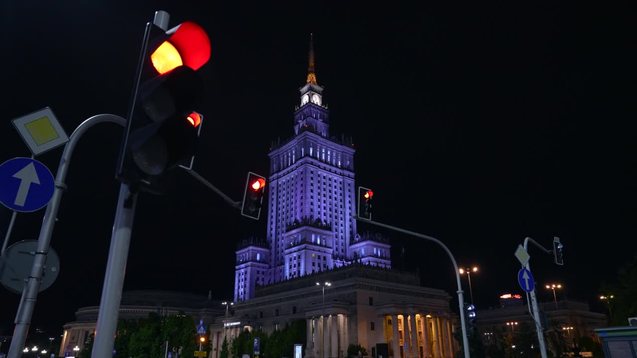 夜城交通灯和文科学宫。晚上华沙。视频素材