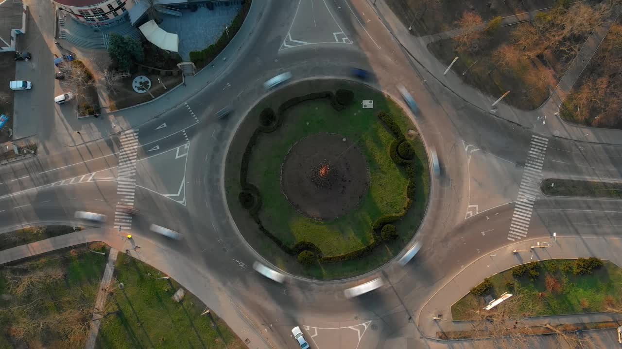 阳光明媚的欧洲小城市环形车道的4k鸟瞰图视频下载