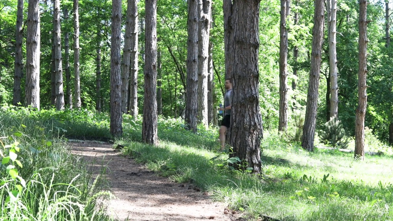 年轻的运动员在森林里跑步视频素材