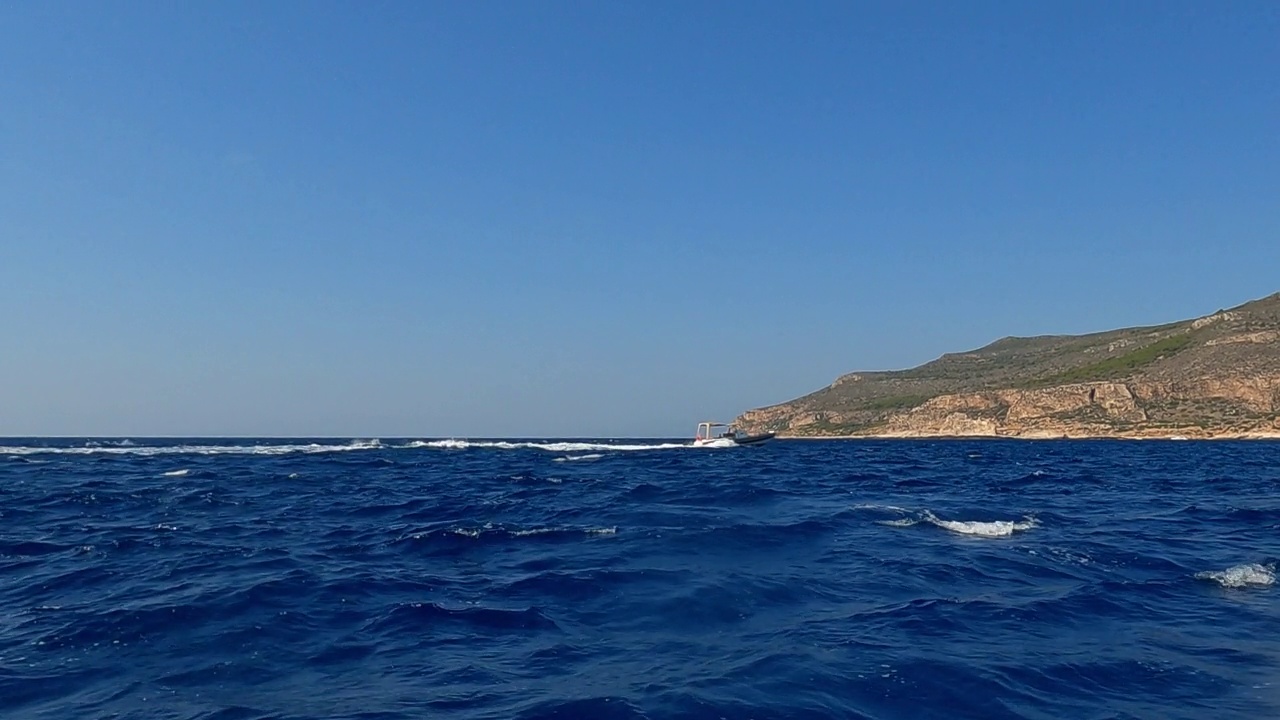 意大利西西里岛，乘坐游弋观光小艇接近西西里岛。慢动作低角度海平面pov视频素材