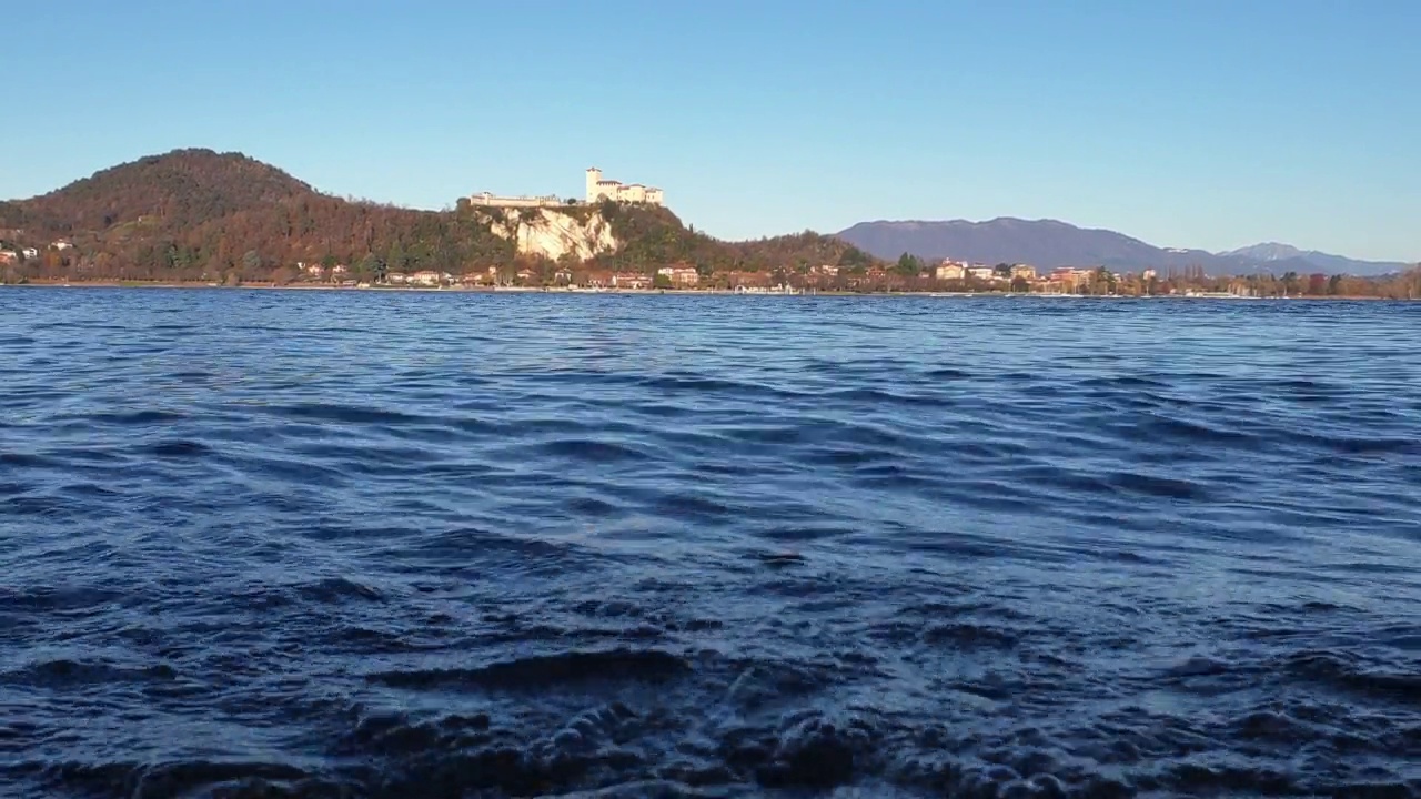 低角度的湖泊马乔雷水面和安格拉城堡的背景。静态视频素材
