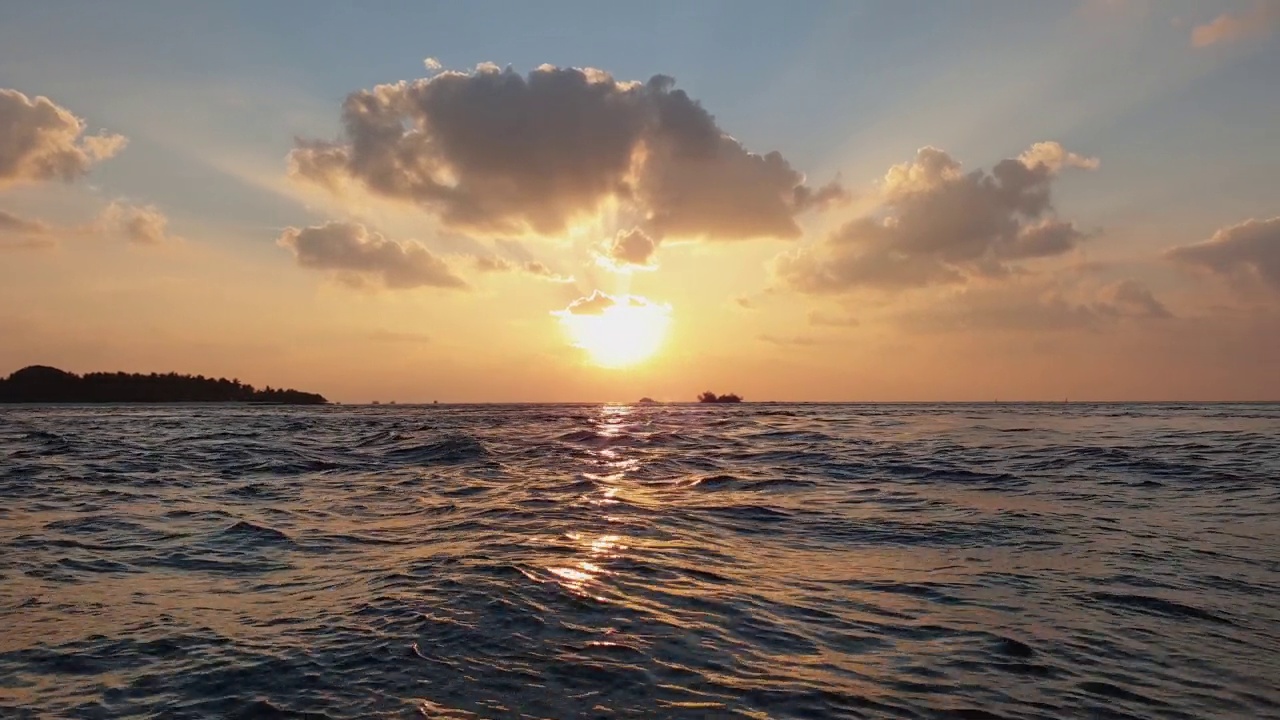 马尔代夫海上彩色日落的低角度。潘慢动作视频素材