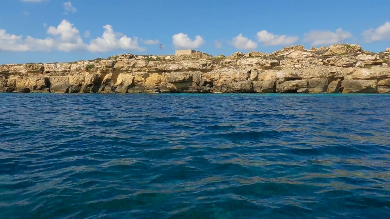 在意大利西西里岛，从帆船上俯瞰费维纳纳岛和蓝绿色海水。平移视频素材