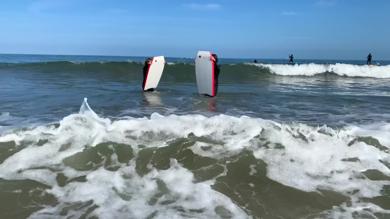 享受日间桨板冲浪视频素材