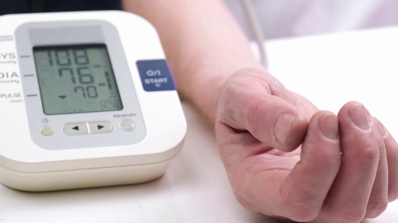用眼压计对一成年男性脉搏和血压的近距离测量。缓慢的运动。视频下载