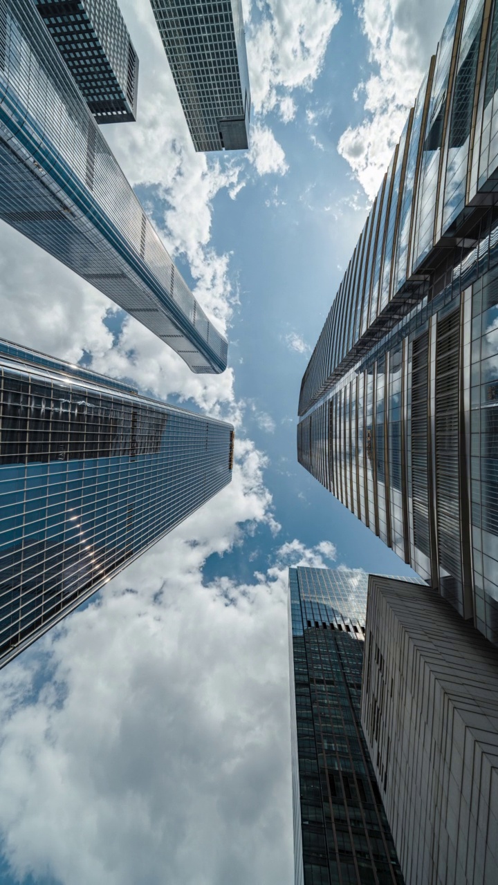 T/L高层企业大厦、摩天大楼和天空的低角度视图视频素材
