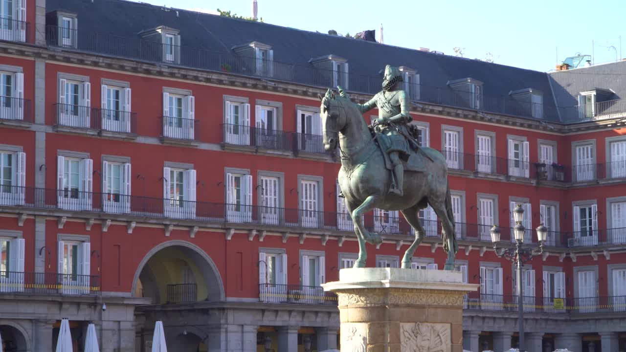 用雕像俯瞰著名的市长广场，西班牙马德里。2022年2月25日视频下载