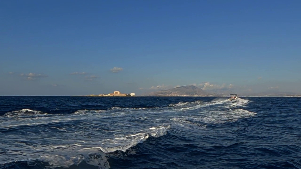 意大利，驾驶橡皮艇驶近伊索拉迪福米卡岛。慢动作视频素材