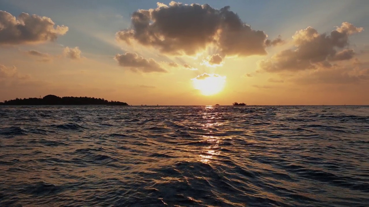 马尔代夫海的壮丽日落。低角度右平移视频素材
