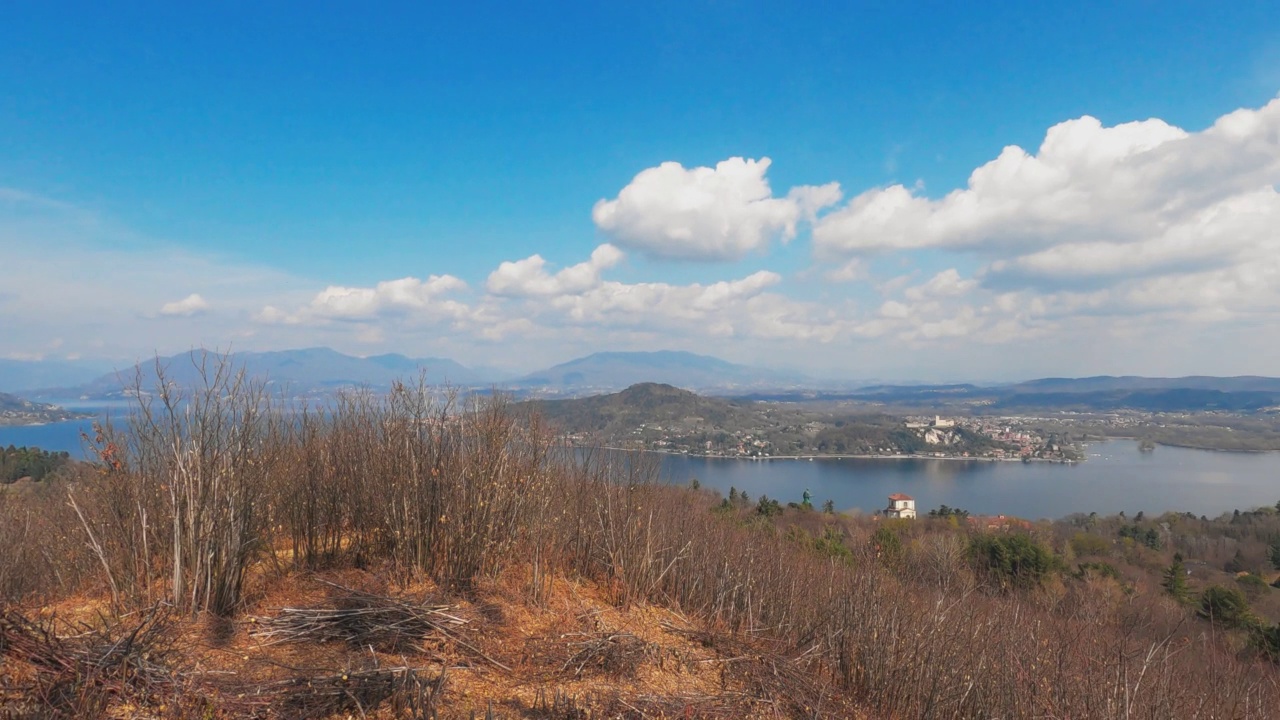 在意大利皮埃蒙特莫塔格兰德俯瞰马乔雷湖的全景。平移视频素材