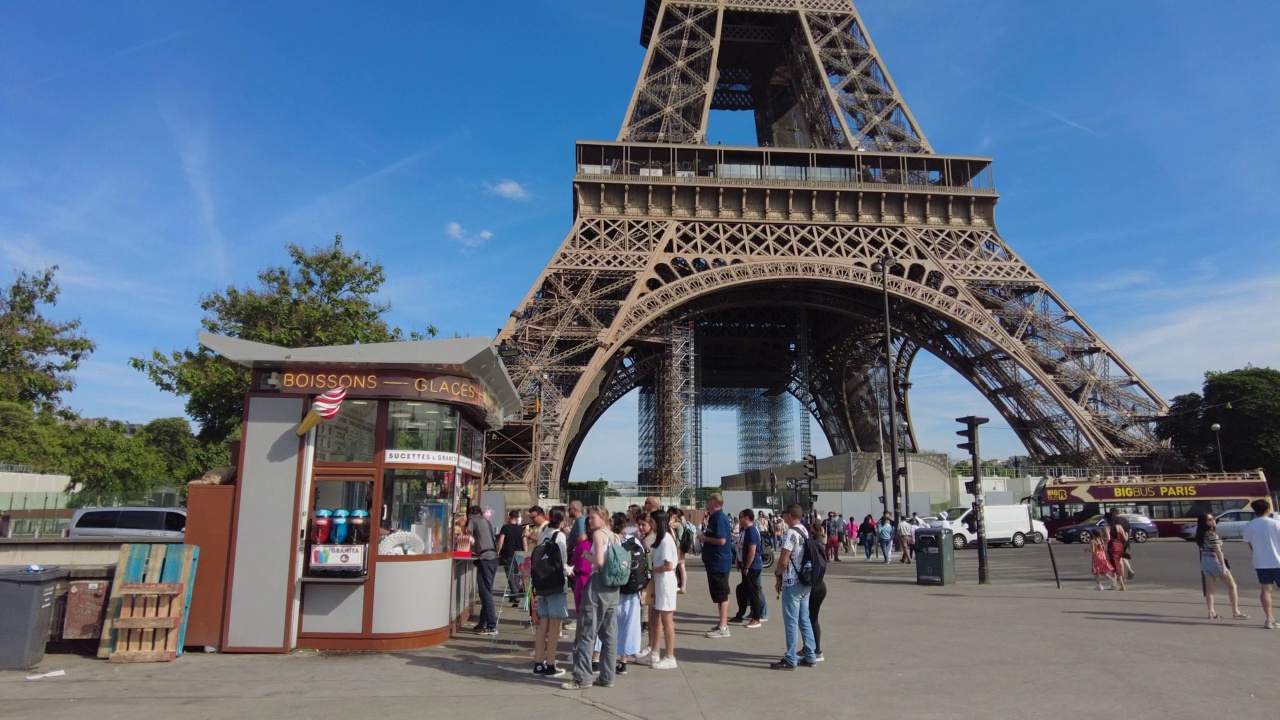 在巴黎的一个温泉日，人们站在埃菲尔铁塔前视频下载