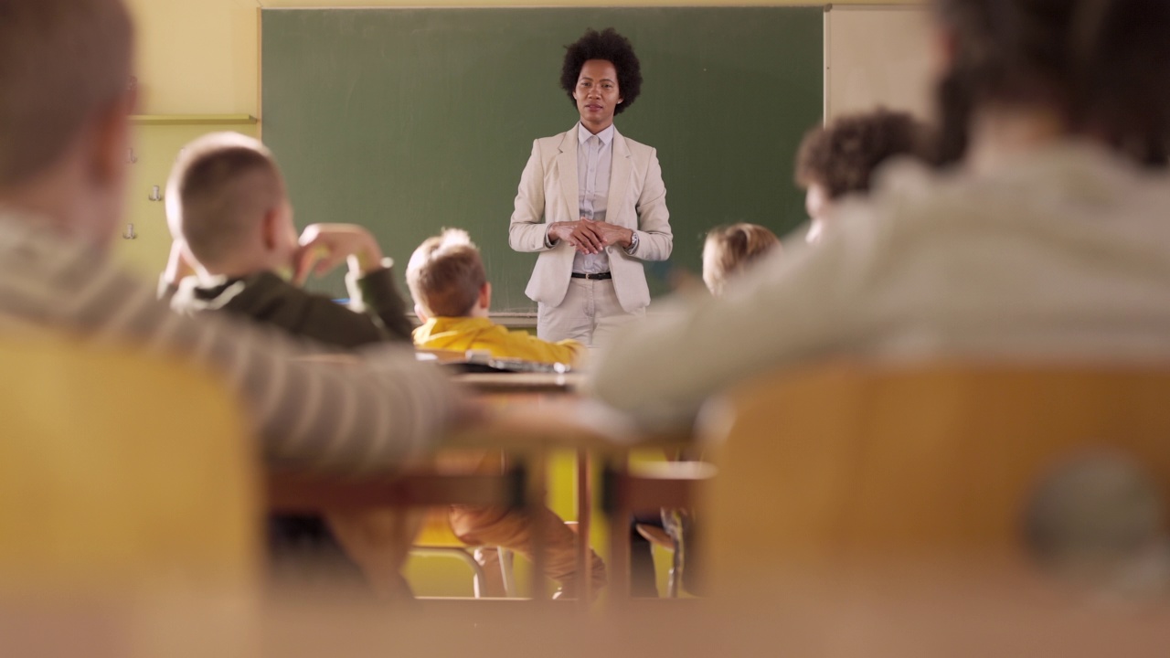 非裔美国小学教师在课堂上讲课视频下载