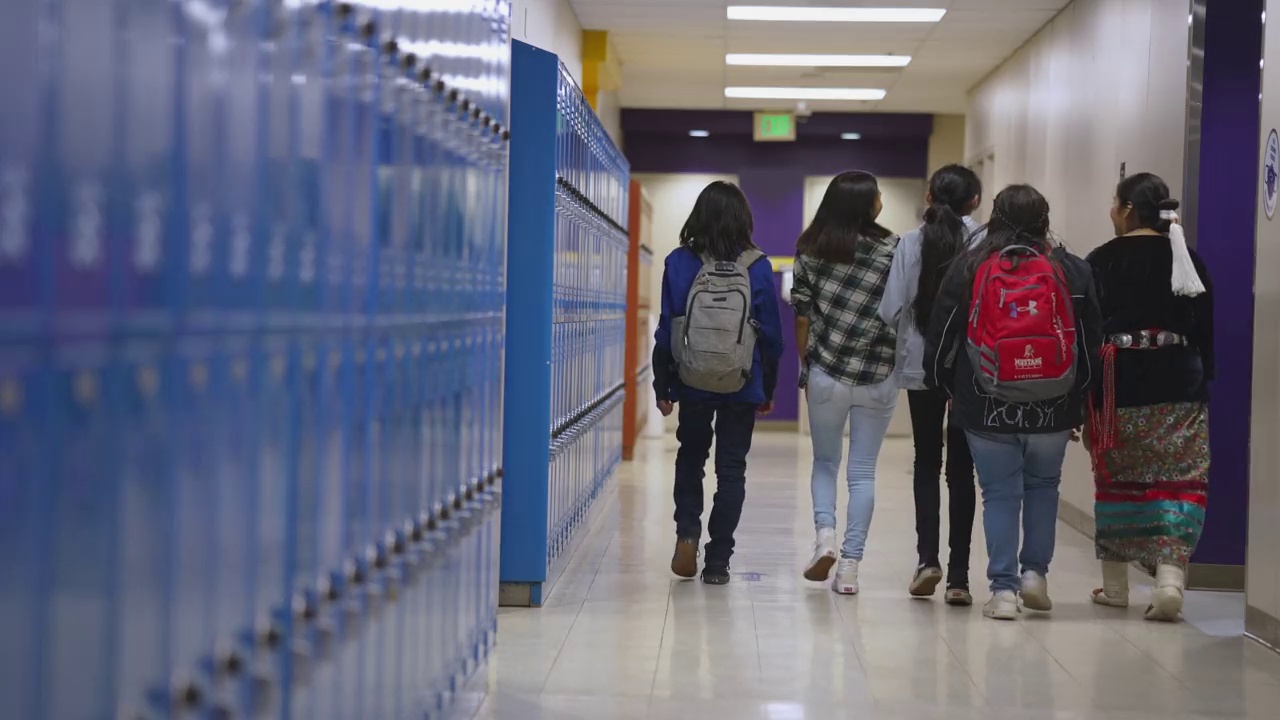 一群初高中的孩子穿过学校的走廊视频下载