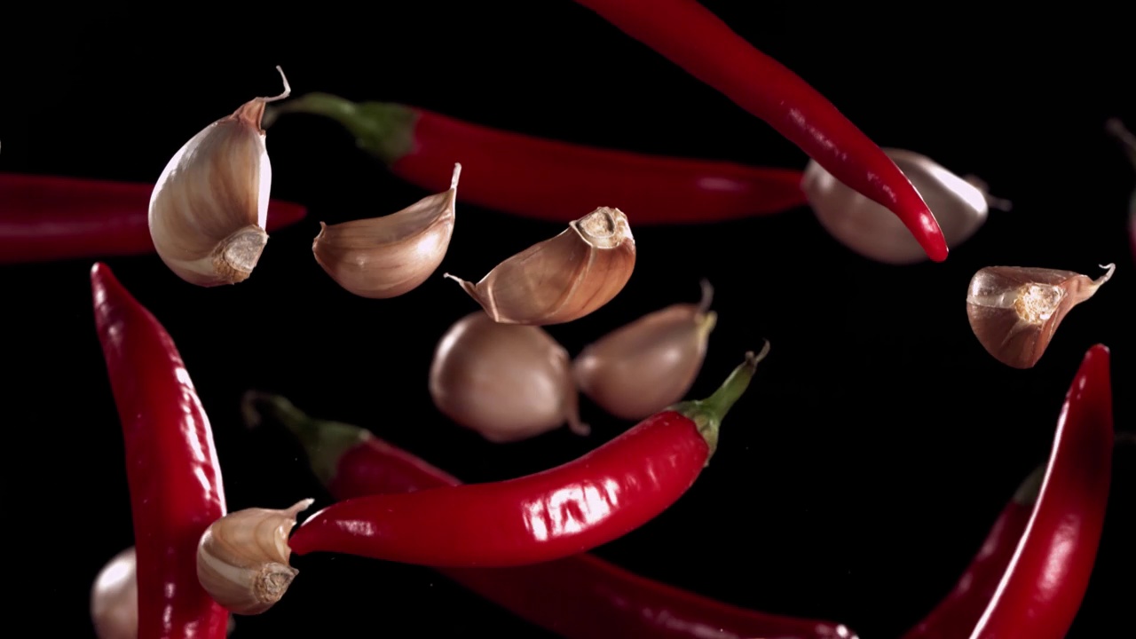 飞行红辣椒和大蒜的超级慢动作镜头视频素材
