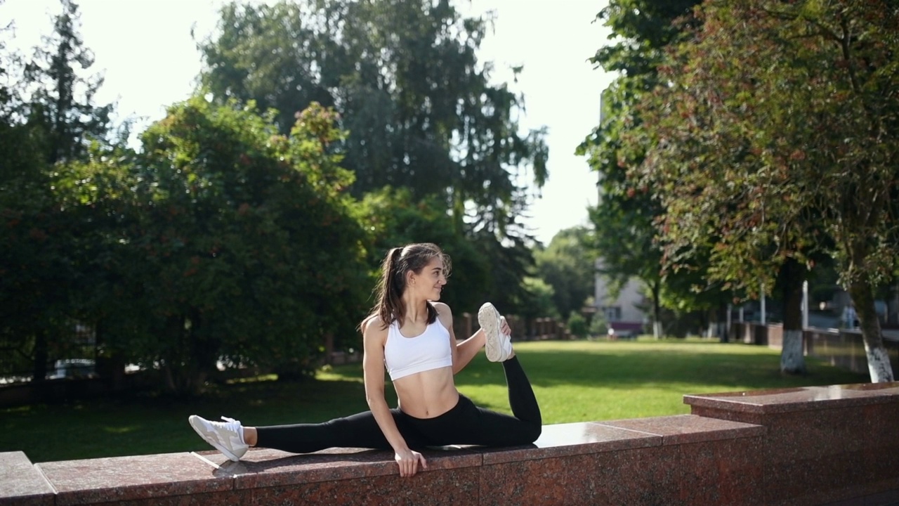 白天在公园里做健身运动的运动型女人视频下载