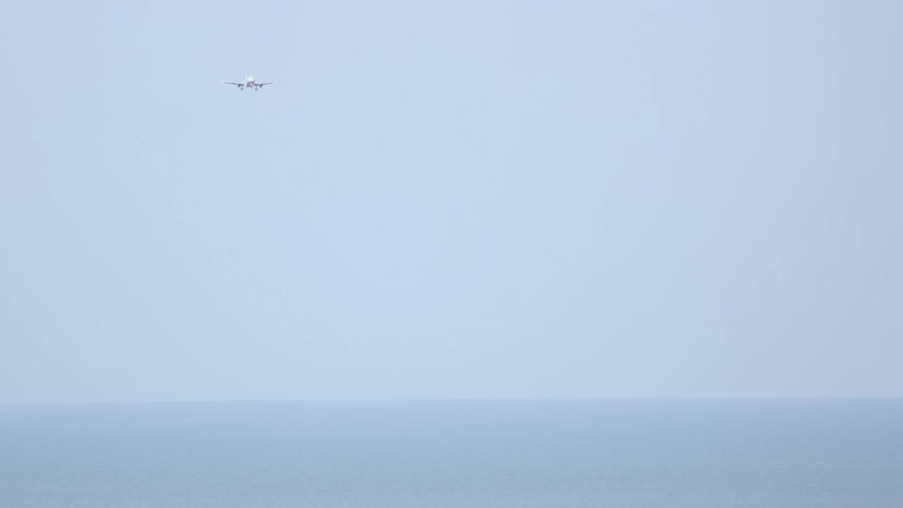 飞机飞越海洋的镜头视频素材
