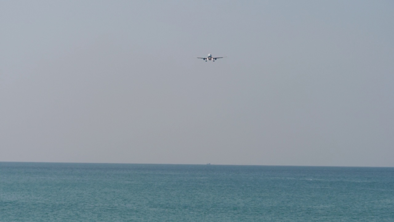 远航，飞机在海上视频素材