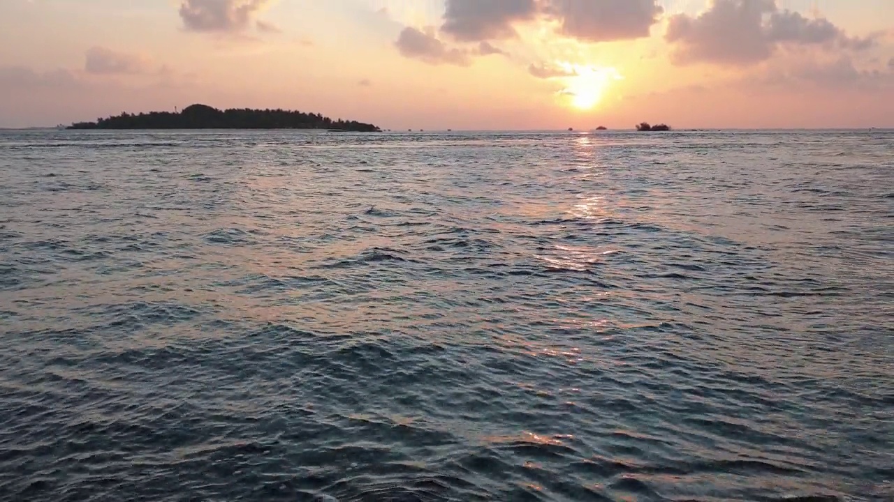 黄昏时马尔代夫海景的倾斜。慢动作视频素材