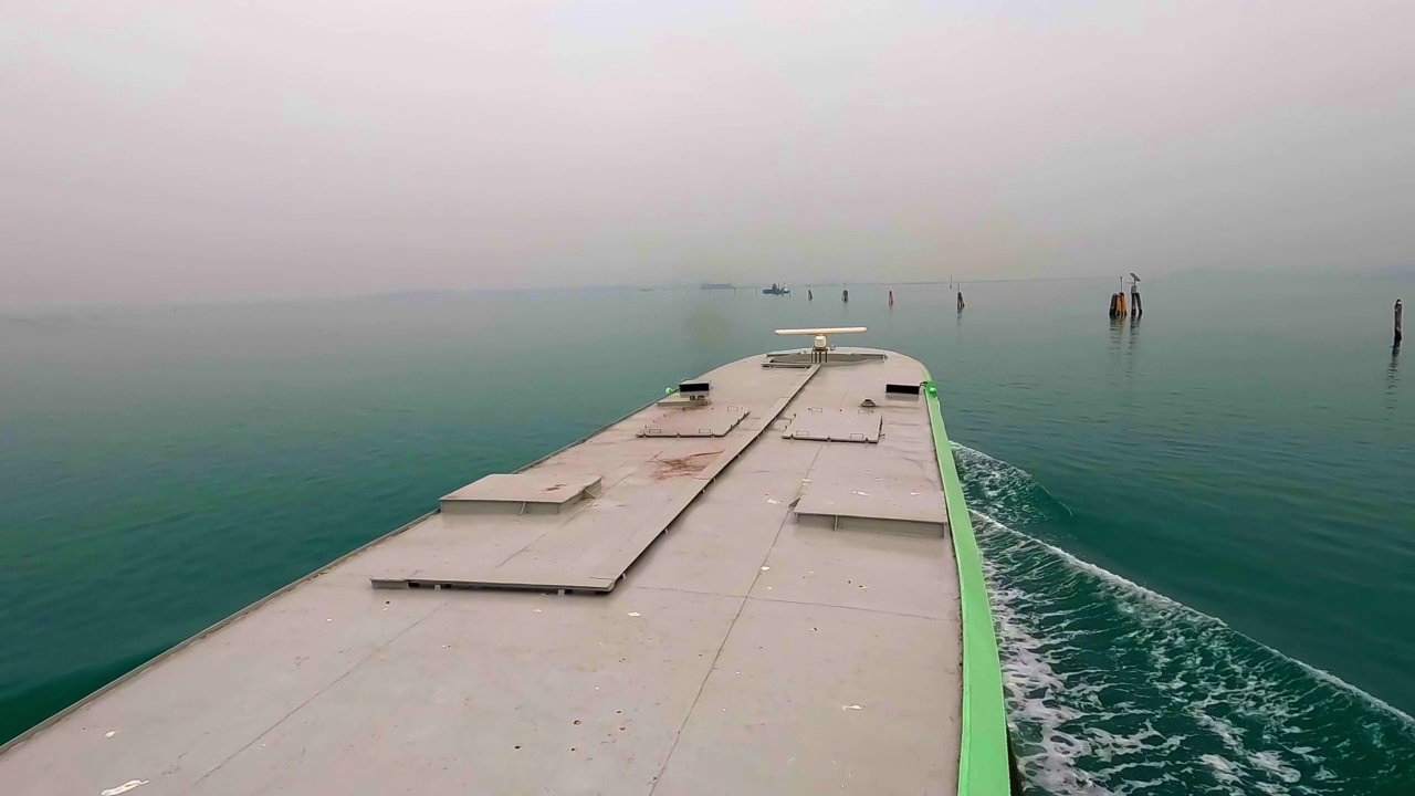 这是一艘驶向威尼斯泻湖岛屿的渡轮的不同寻常的鸟瞰图，意大利威尼斯。慢动作视频素材