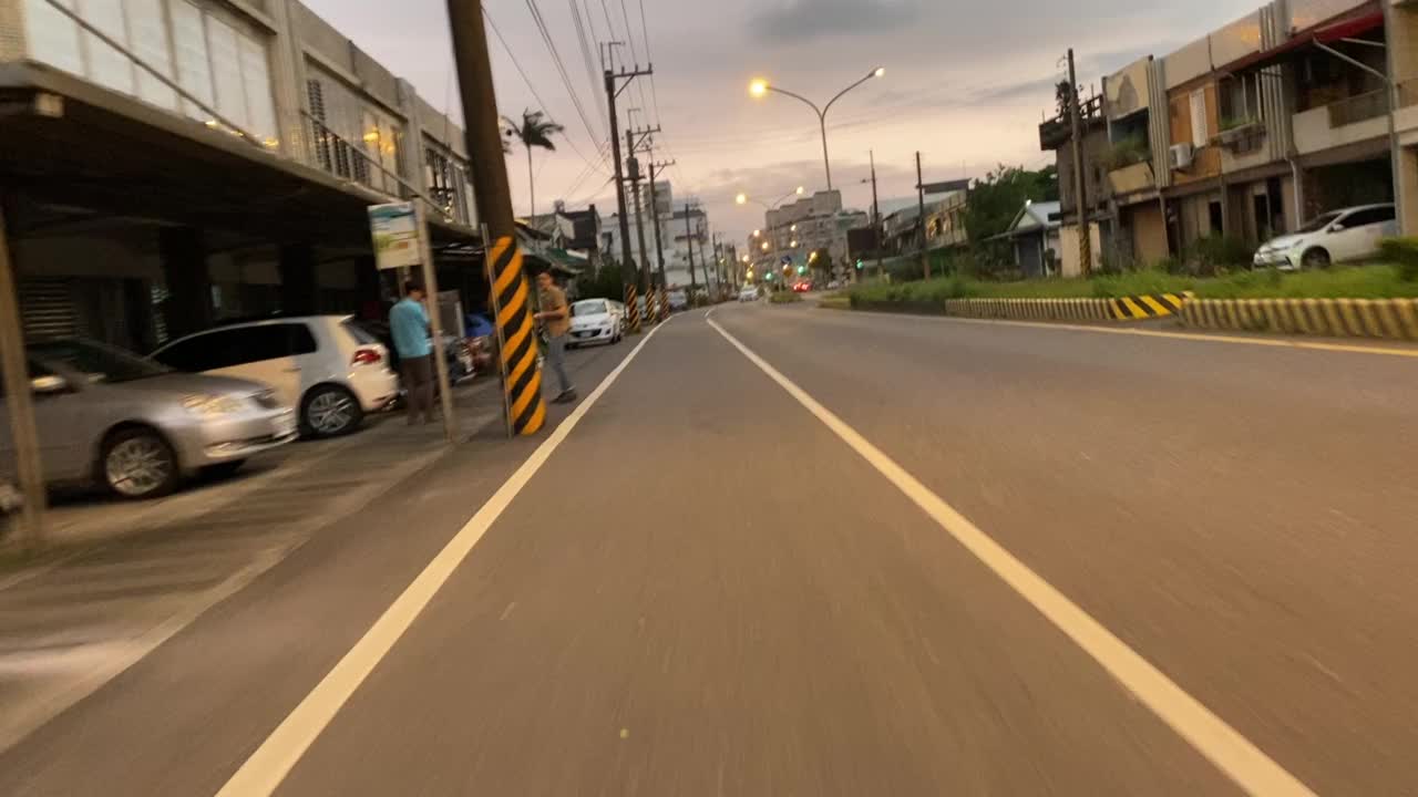 日落时分，在台湾乡间的公路上骑马视频下载