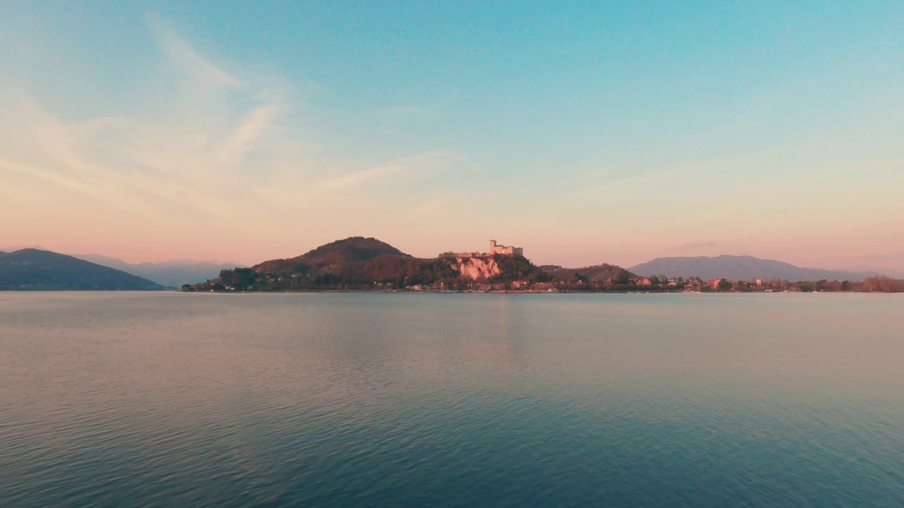 日落时俯瞰马焦雷湖的安格拉城堡的独特景色。意大利视频素材