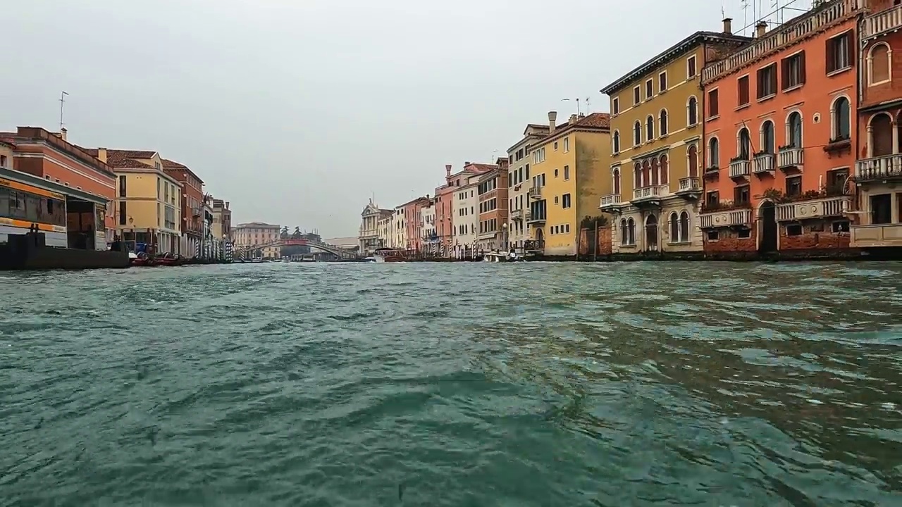 低角度的水面pov威尼斯和摩托艇从导航船上看到，在意大利威尼斯视频素材