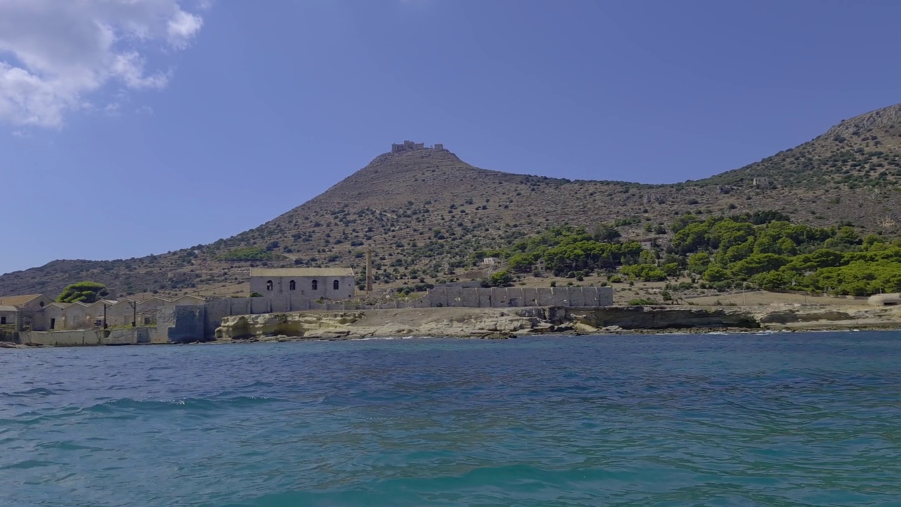 小船上的费格纳岛，背景是圣卡特琳娜山和城堡，意大利。慢动作视频素材