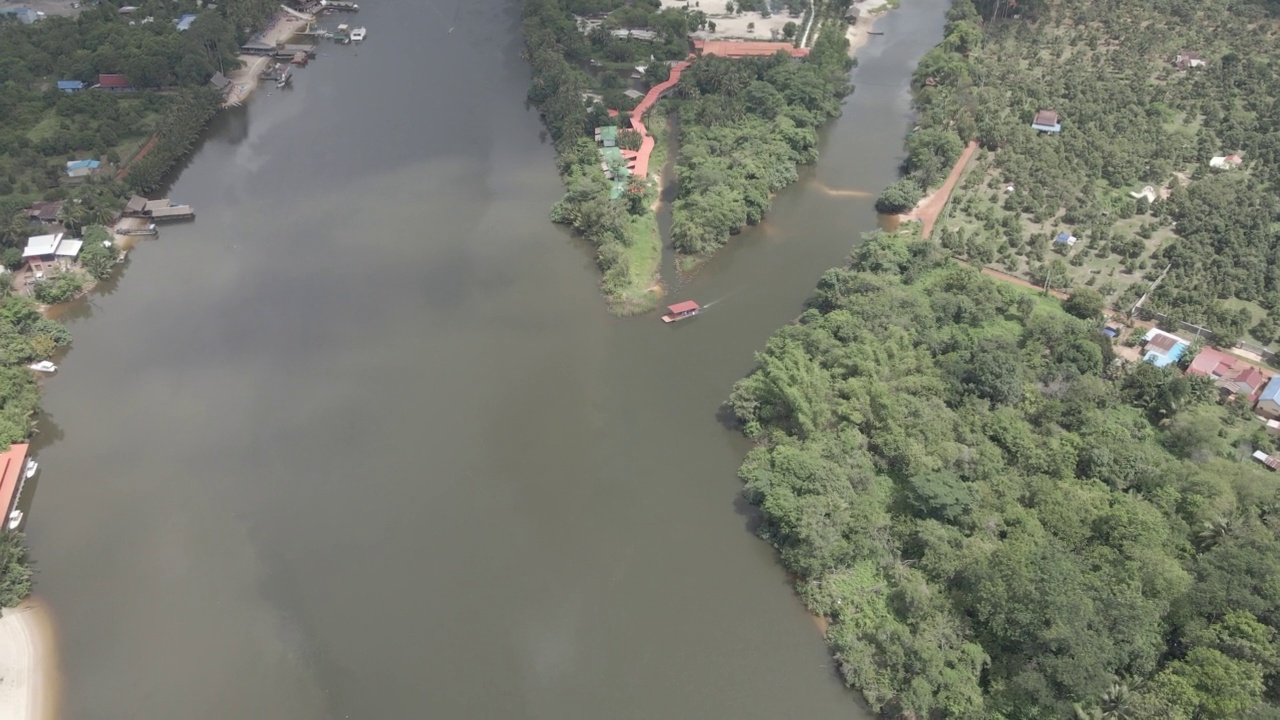 无人机俯拍下一艘横渡河流的小渡船视频素材