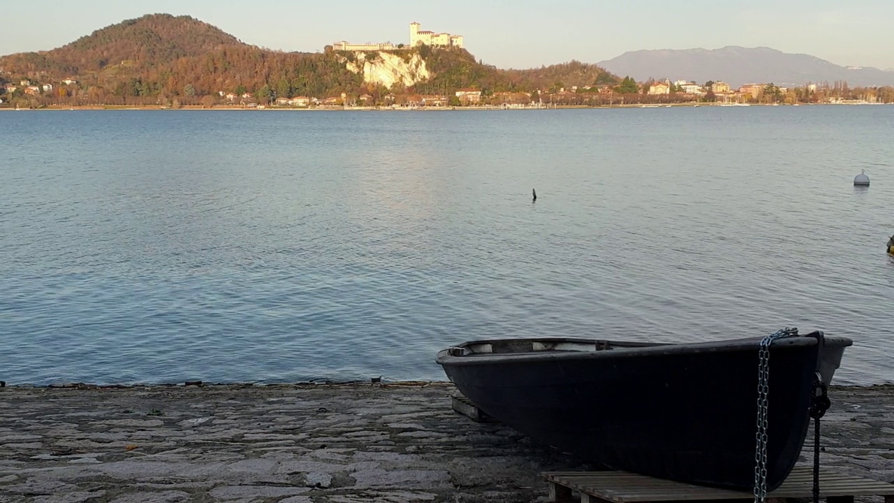 在安杰拉要塞的背景下，船离开水的浪漫观点。意大利视频素材