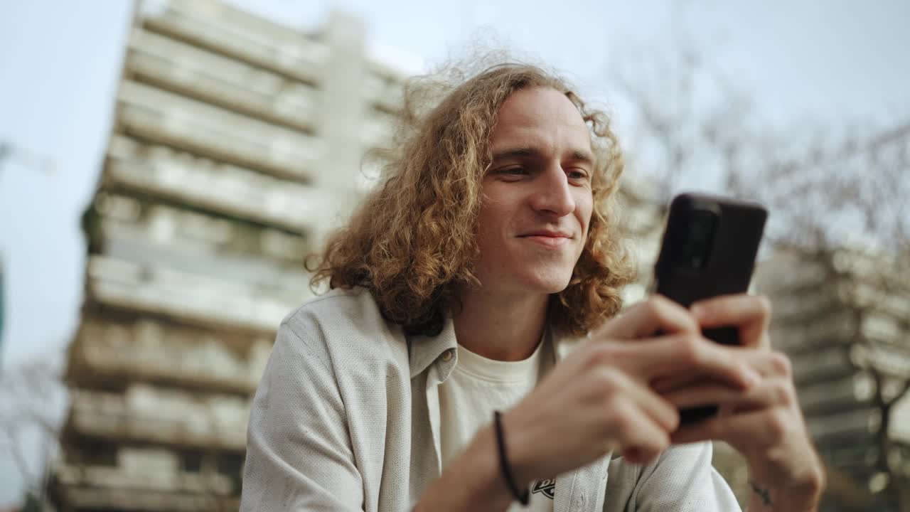微笑的男人用手机打字视频素材