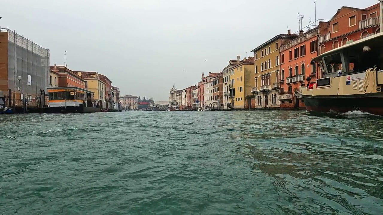 从向后航行的渡船上看到的威尼斯独特的低角度水面pov，意大利威尼斯。慢动作视频素材
