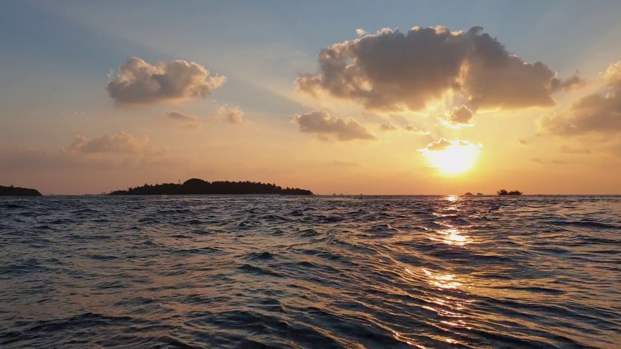 海平面低角度海景在日落和阳光灿烂。马尔代夫视频素材
