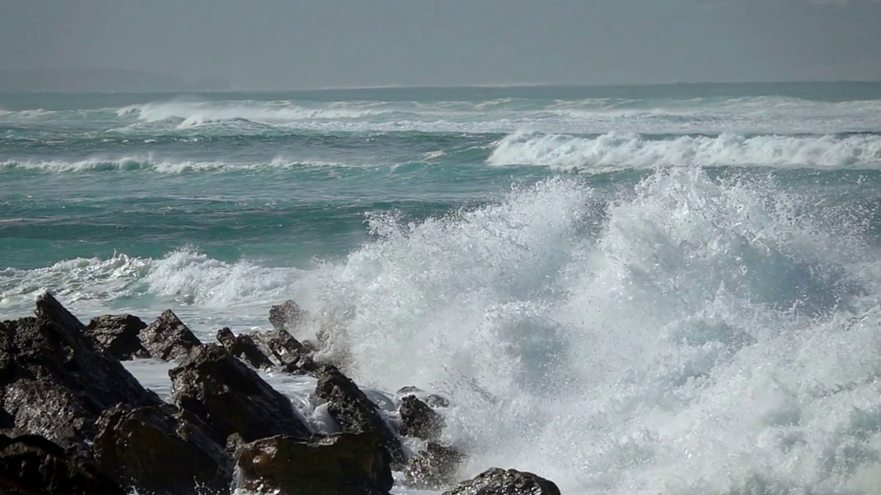 海洋，海浪碾碎海岸。视频素材