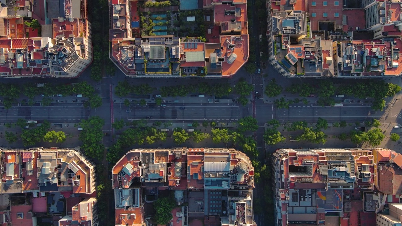 在巴塞罗那，加泰罗尼亚，西班牙的格拉西亚大道的鸟瞰图视频素材