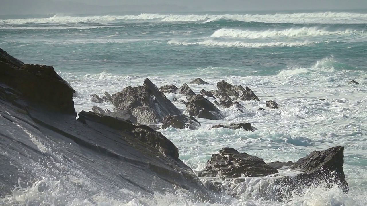 海洋，海浪碾碎海岸视频素材