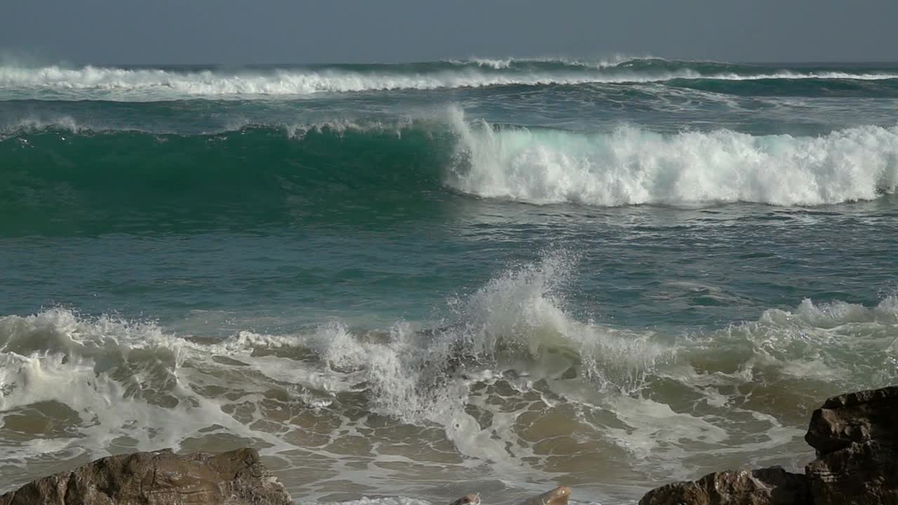波破碎岩石。视频素材