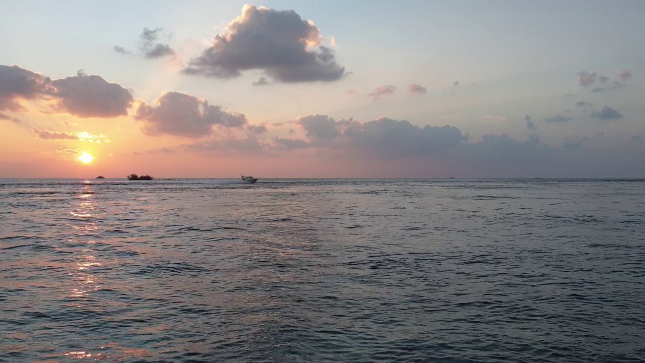 马尔代夫的海景和日落时的快艇。慢动作视频素材