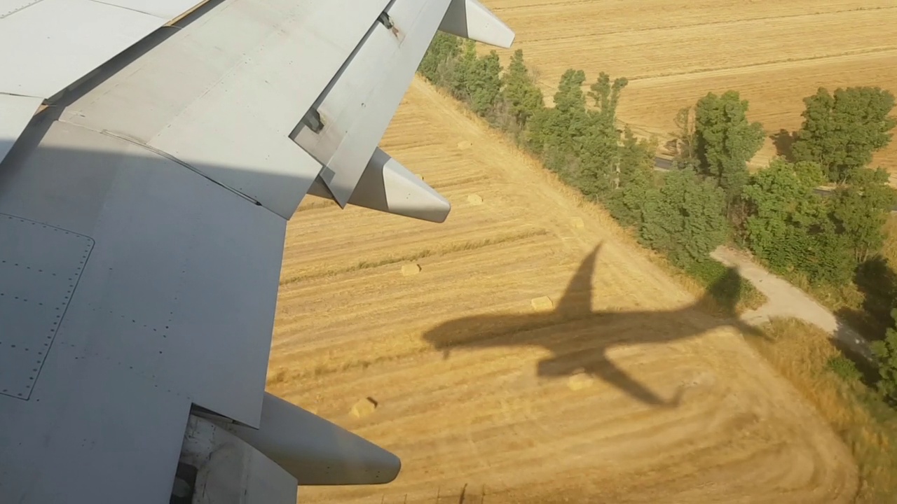 喷气式飞机降落在地面上的阴影视频素材