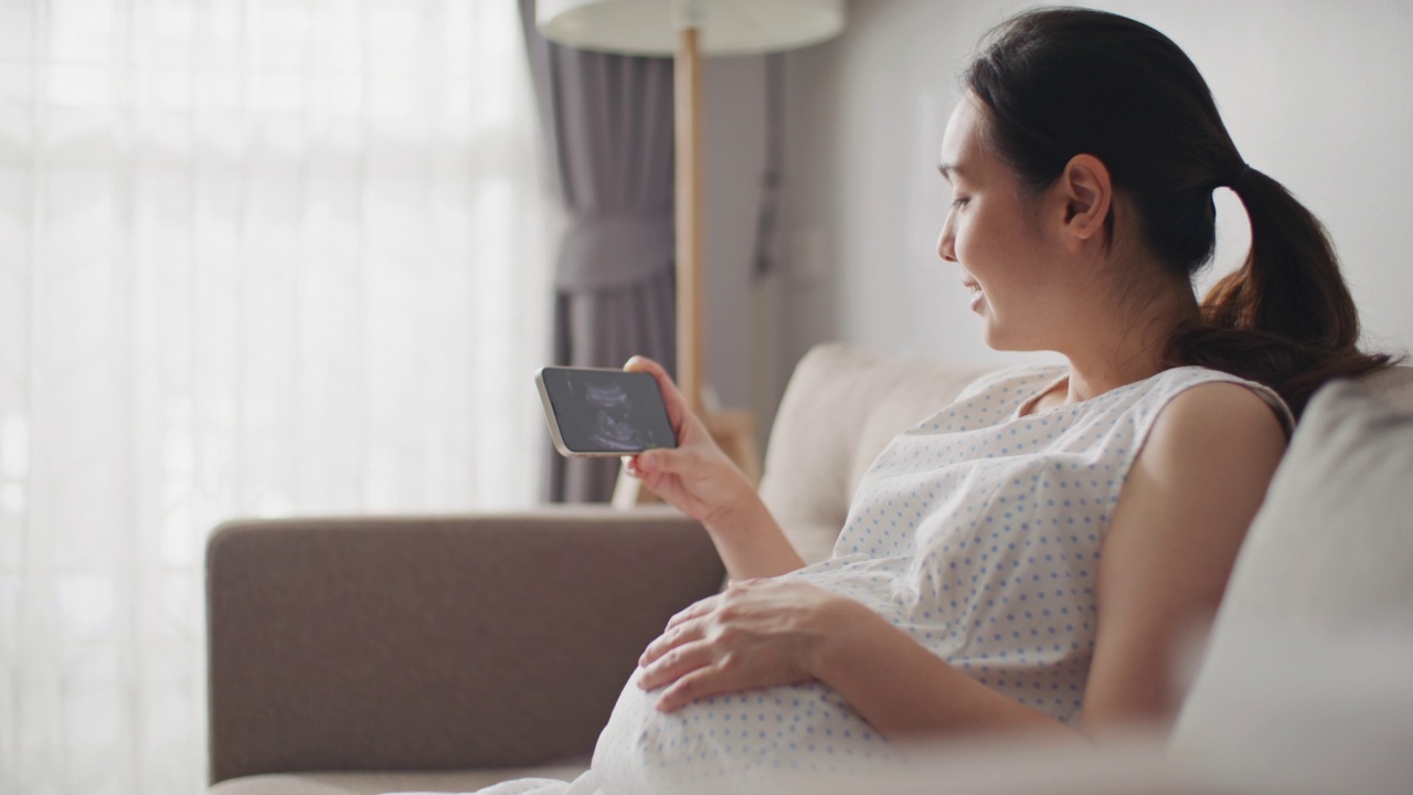 孕妇用手机看宝宝的超声波视频视频素材