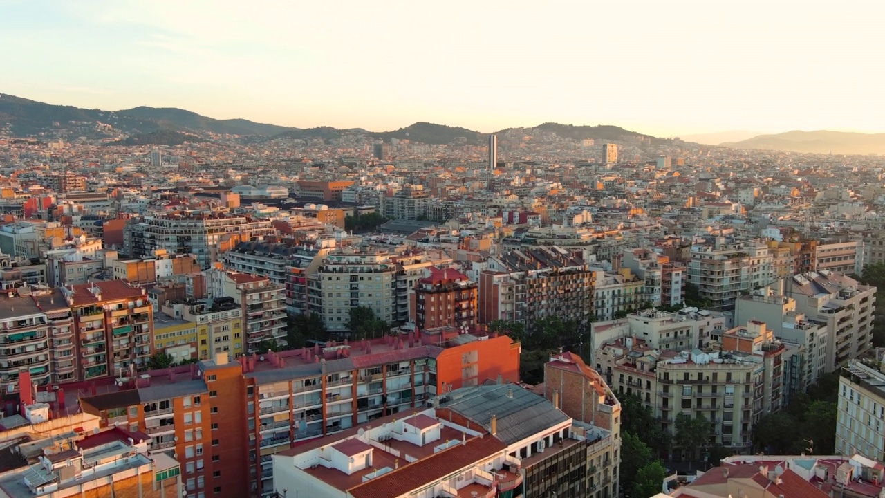 日出时分的巴塞罗那城市天际线，加泰罗尼亚，西班牙视频素材