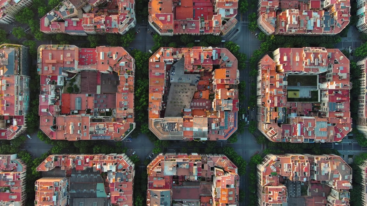巴塞罗那城市景观中典型建筑的鸟瞰图。举例住宅名格城市。(西班牙加泰罗尼亚)视频素材