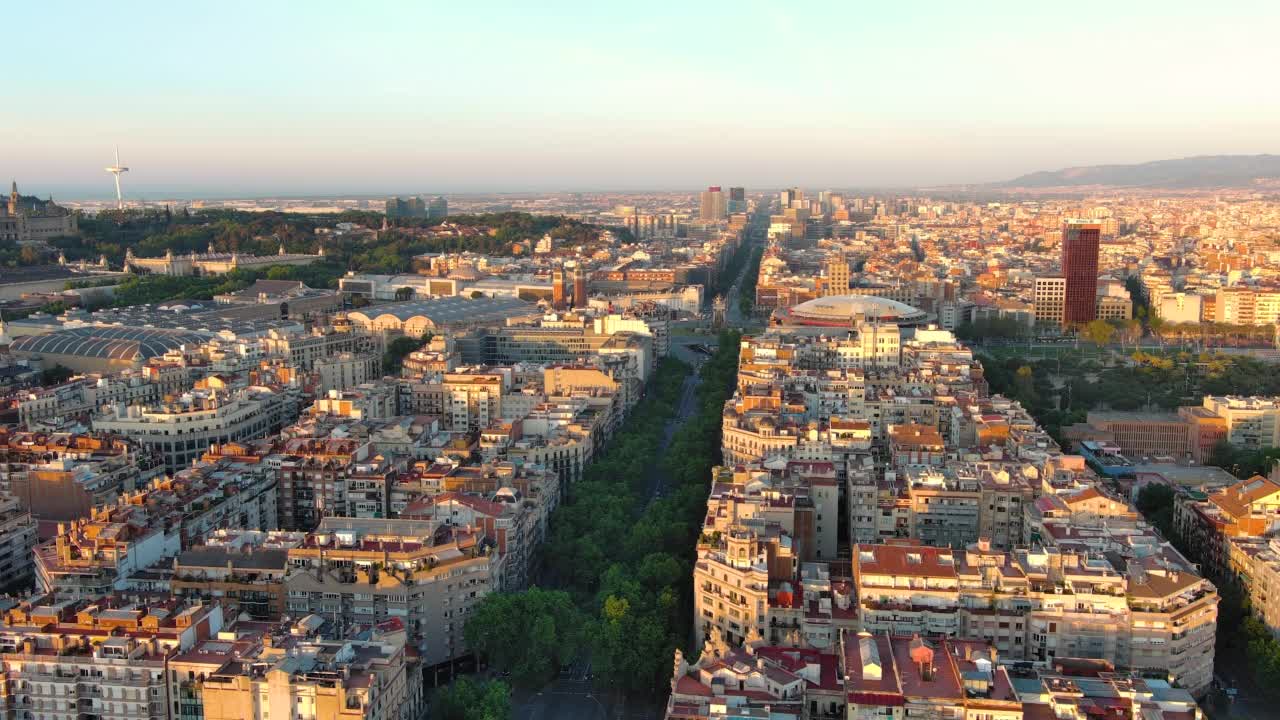 日出时分的巴塞罗那城市天际线，加泰罗尼亚，西班牙视频素材