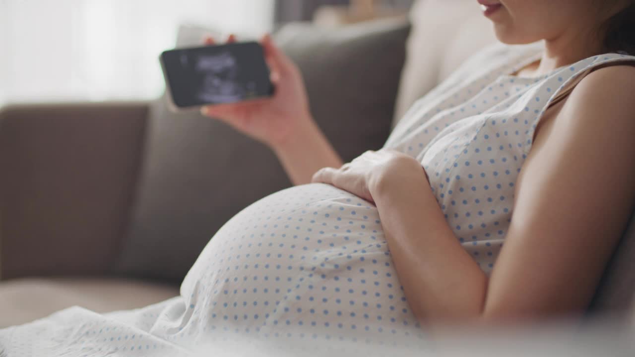 孕妇用手机看宝宝的超声波视频视频素材
