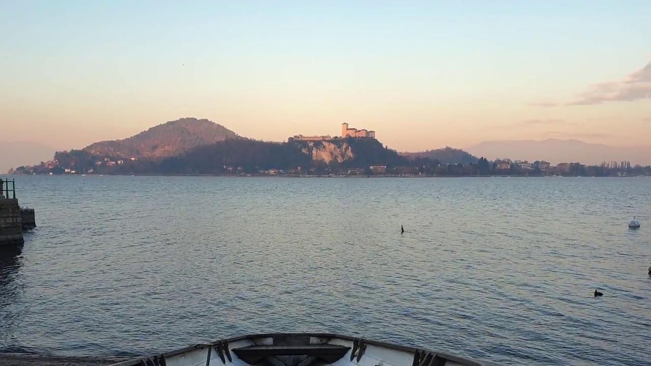 建立缩小镜头的渔船拉出水的马焦雷湖，意大利视频素材