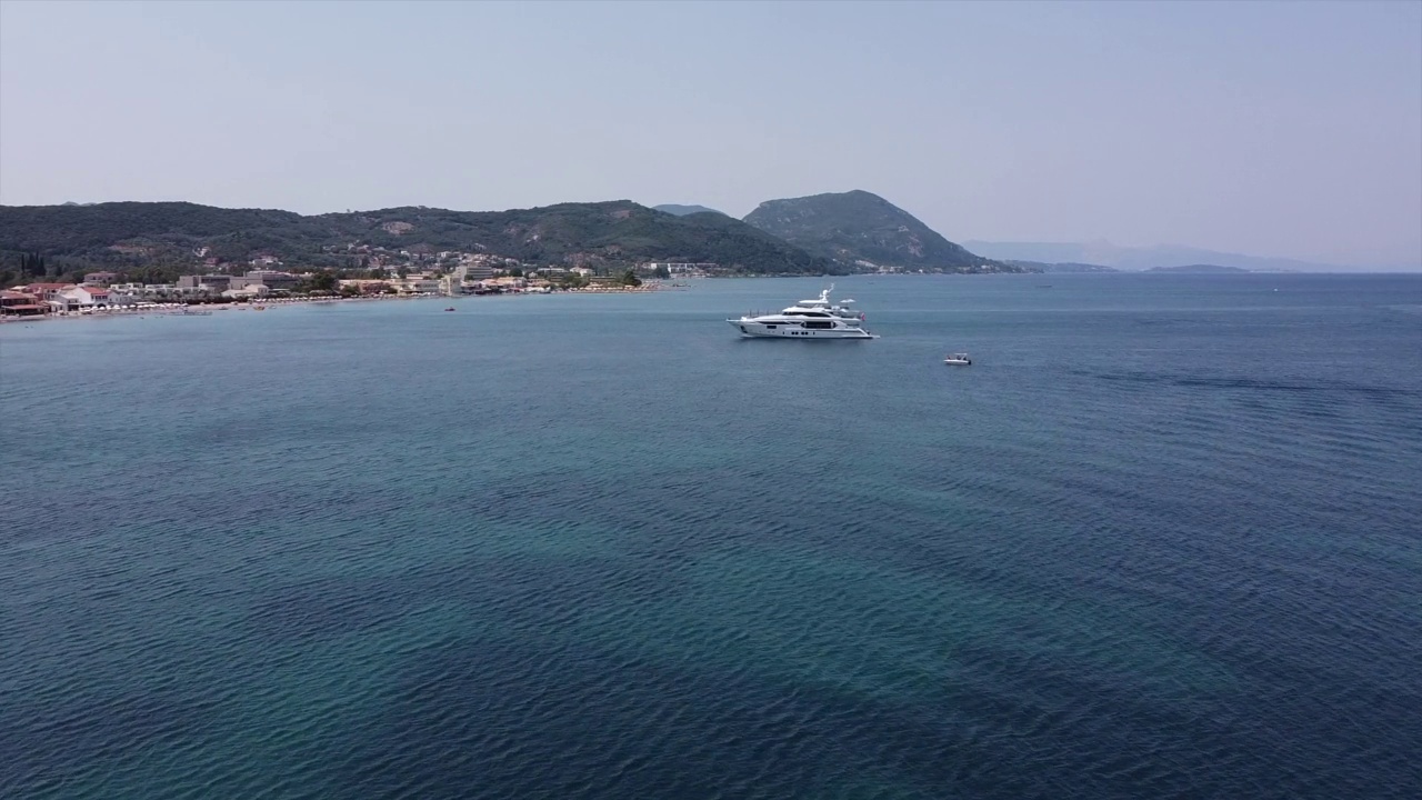 无人驾驶飞机在海岸线和水面上空飞行视频下载