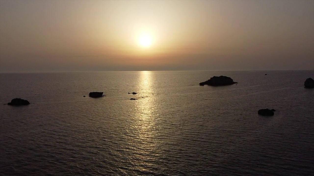 无人驾驶飞机在海岸线和水面上空飞行视频下载