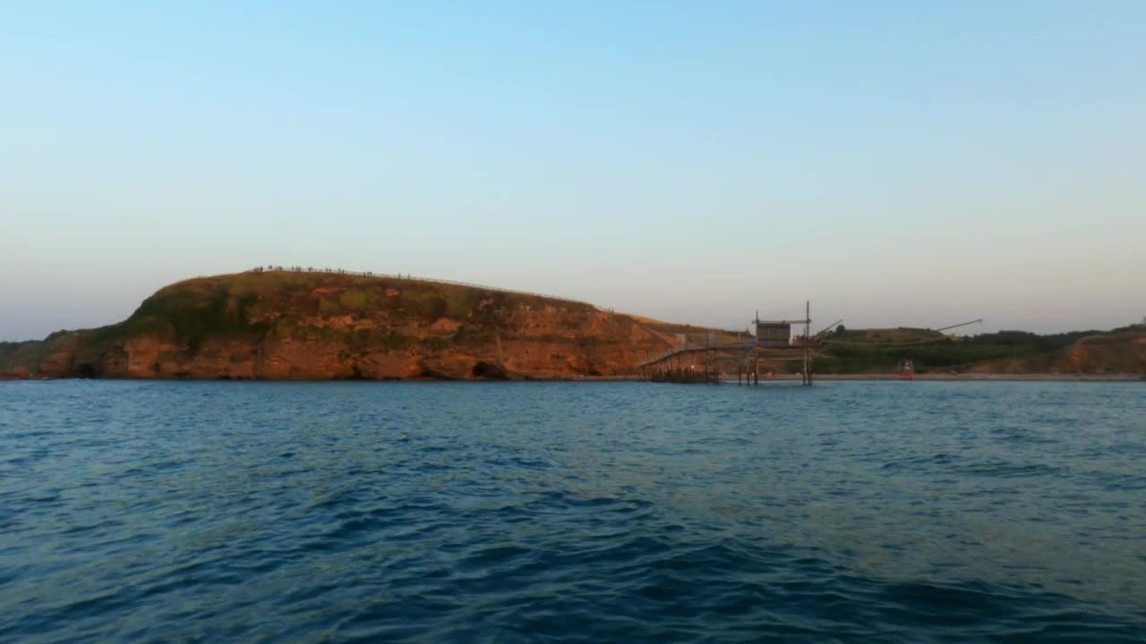 慢镜头在Punta Aderci自然保护区和trabocchi从移动的船在日落。意大利视频素材