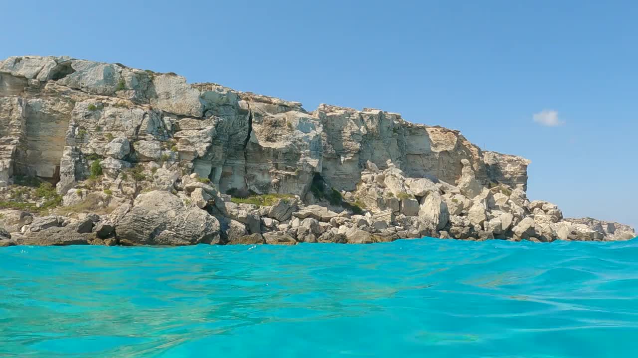 在意大利西西里岛的Favignana岛的Cala Rossa海湾左视图。慢动作视频素材