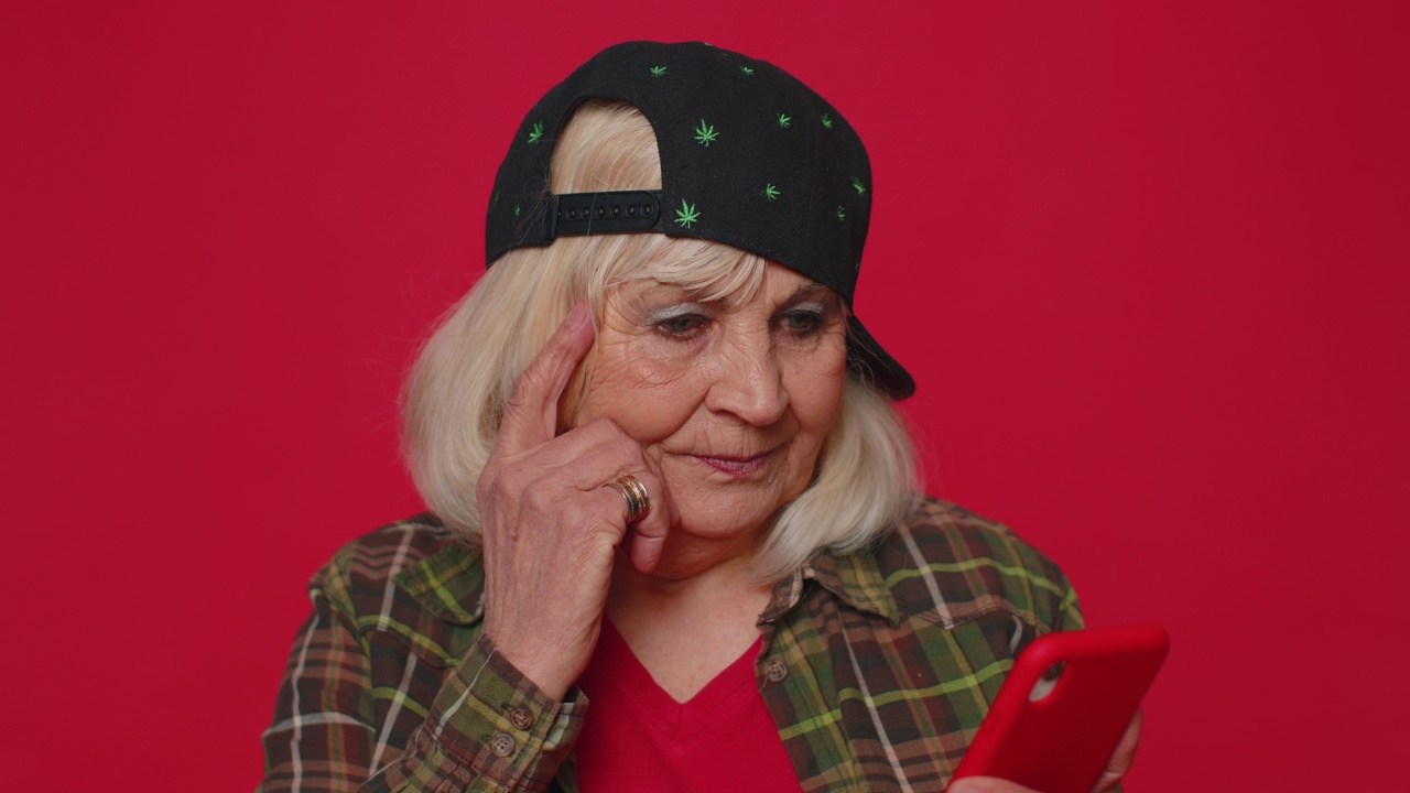 老年妇女使用手机打字，在网上发帖，短信浏览，沉迷于社交网络视频素材